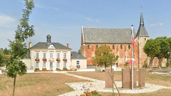 Photo de l'église et de la mairie de Charost